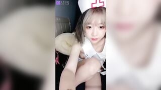 Cosplay em y tá dễ thương tập tành thủ dâm
