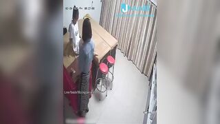 Quay lén e gái đi triệt lông lồn nhờ bác sĩ móc bướm thủ dâm vì ngứa