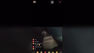 Gái ome show vú