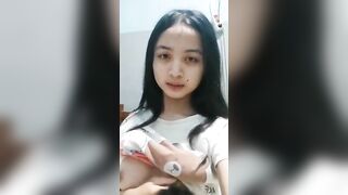 Em gái mới lớn khoe vú cho em trai bú