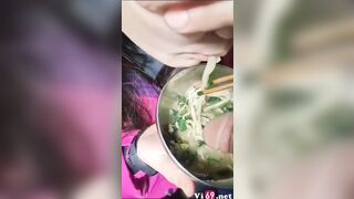Ăn mì còn chấm cu vào xong mút