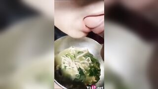 Ăn mì còn chấm cu vào xong mút