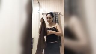 Lộ clip e gái Dỗ người yêu dỗi bằng video thủ dâm thay quần áo