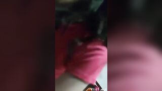 Đang đjt nhau thì mẹ gọi, E teen mặc vội cái áo call video khi nhấp cu