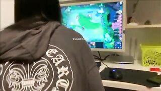 Chơi game cũng không yên với anh người yêu