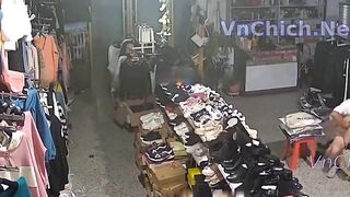 Hack Camera Shop quần áo phát hiện anh chủ tiệm địt em nhân viên bán hàng 2