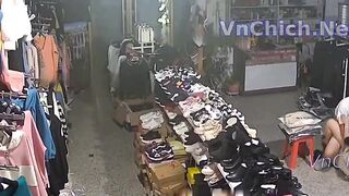 Hack Camera Shop quần áo phát hiện anh chủ tiệm địt em nhân viên bán hàng 2