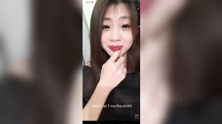 Gái xinh show vú to