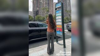 vợ với đường cong gợi cảm và vòng ba gợi cảm trong quần yoga bó sát