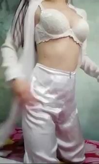 Em gái áo dài show hàng