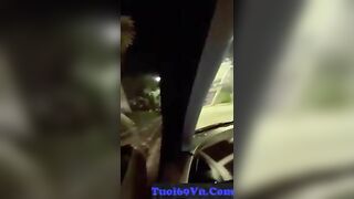 Em gái xinh làm chuyện ấy trên xe ôtô