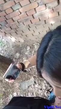 Em gái cầm điện thoại tự  quay clip bú cu