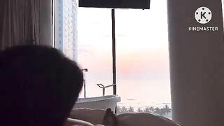 Bạn gái buscu trước view ks ven biển