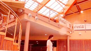 Những nàng tiên cá trần truồng xinh đẹp dưới bể bơi p1