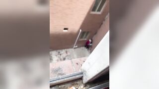Hai em học sinh vào ngõ hú hí bị quay lén