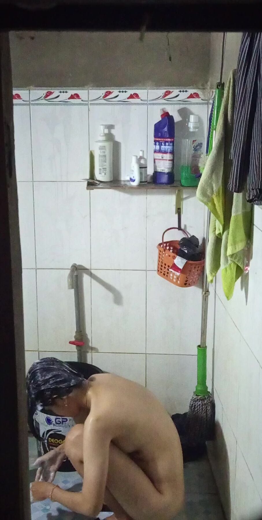 Quay lén nhỏ e dáng ngon tắm rửa lồn p6