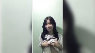 Thiếu nữ Việt Nam khỏa thân khoe lông mu