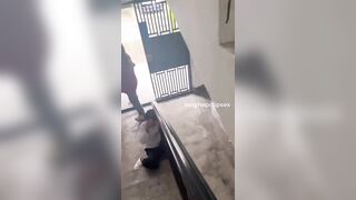 Con Lớp Trưởng Chuyên Mách Lẻo Bị Quây Đánh Hấp Hối Dãy Đành Đạch Trên Sàn