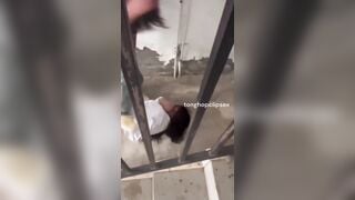 Con Lớp Trưởng Chuyên Mách Lẻo Bị Quây Đánh Hấp Hối Dãy Đành Đạch Trên Sàn