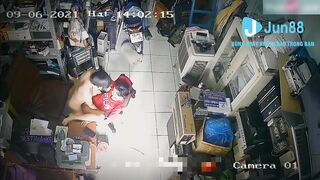 Quya lén 2 vợ chồng djt nhau luôn trong cửa hàng bị phát hiện