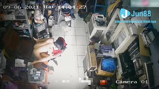 Quya lén 2 vợ chồng djt nhau luôn trong cửa hàng bị phát hiện