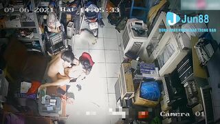 Quya lén 2 vợ chồng djt nhau luôn trong cửa hàng bị phát hiện