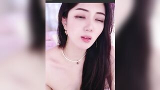 Gái Trung lồn múp vú to dâm đãng thủ dâm trên live