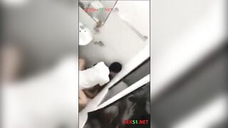 Phát hiện 2 e học sinh djt nhau trong toilet bị GVCN phát hiện