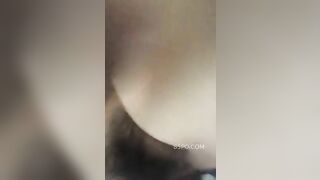 Người đẹp hơi mũm mĩm dang rộng cái lồn trần truồng trên giường