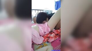 Súc vật lén vào phòng con bạn thân hít hà nghịch lồn mà k dám djt