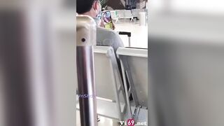 Trong lúc chờ máy bay bác trai video call về xem bác gái show bưởi 2