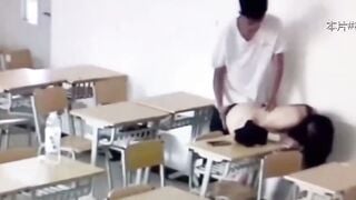 Cặp đôi quan hệ tình dục trong lớp học và phát hiện camera giám sát