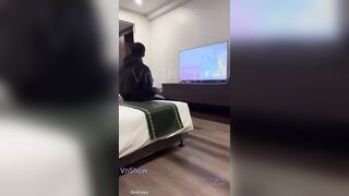 Bé sinh viên Hà Nội có hoàn cảnh khó khăn đi làm thêm để có chi phí sinh hoạt