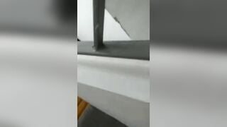 Quay lén công nhân địt nhau trong cầu thang đang nứng thì bị phát hiện