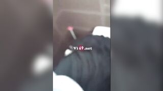 Được cô bạn thân lén lút bú cu trong WC trường học