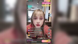 SwagLive baobie đang đi ăn với bạn có kèo show vội vào toilet cởi đồ show kiếm tiền