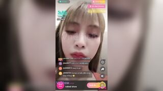 SwagLive baobie đang đi ăn với bạn có kèo show vội vào toilet cởi đồ show kiếm tiền
