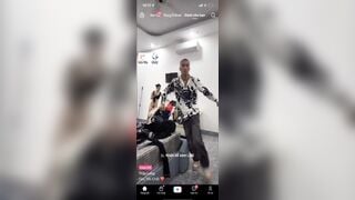 Full clip vợ long9 ngón lộ lồn lông trên live Tiktok