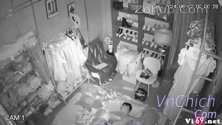 Hack camera e chủ quán thời trang livestream xong cởi đồ thủ dâm móc lồn