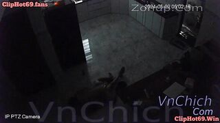 Đang đụ cực sung trong bếp thì con gái mở cửa vào phát hiện
