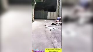 Ông chú bụng phệ đụ bé gái vô gia cư ngủ ngoài đường 2
