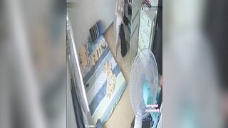 đè con bạn thân ra đụ quên mất nhà có camera bị ông bố phát hiện