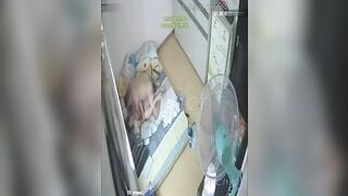 đè con bạn thân ra đụ quên mất nhà có camera bị ông bố phát hiện