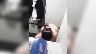 Quay lén em gái phòng bên tắm thì bị phát hiện
