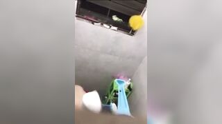Quay lén em sinh viên vú to tắm