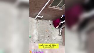 Hai em học sinh vào ngõ hú hí bị quay lén 2