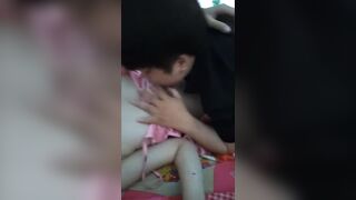 Lén bóp vú sờ lồn hít hà con bạn thân say rượu mà ko dám djt