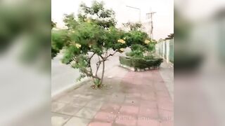 Ngồi giữa đường vạch bím ra móc người lạ càng nhìn em càng móc mạnh