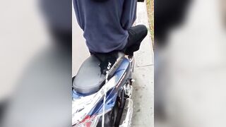 thanh niên ra đường đái lên mình người lạ
