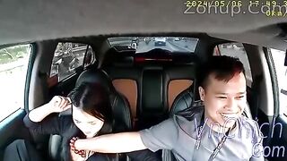 Em gái xin đi nhờ xe bằng cách cho anh tài xế bóp vú móc lồn